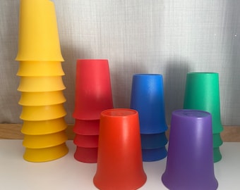 Vintage Tupperware Bell-bekers 109 stapelbaar 3-3/4&quot; hoog geel, roze, blauw, groen, oranje en paars kinderdrinkgerei