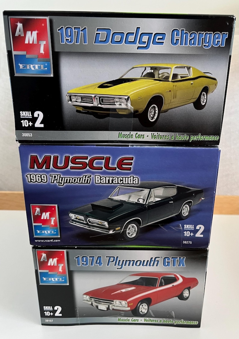 Puede incluir: Tres kits de modelos de coches para construir un Dodge Charger 1971, un Plymouth Barracuda 1969 y un Plymouth GTX 1974. Cada caja presenta una ilustraci&oacute;n colorida del coche, el nombre del coche y el logotipo del fabricante, AMT Ertl.