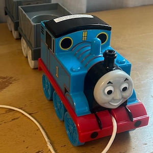 Vintage 2005 Thomas the Tank Engine Thomas le moteur à tirer et 2 voitures de train Tomy Toys