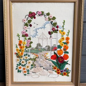 Gerahmter Mid Century Blumen Gazebo Bogen Crewel Wandbehang Dekor
