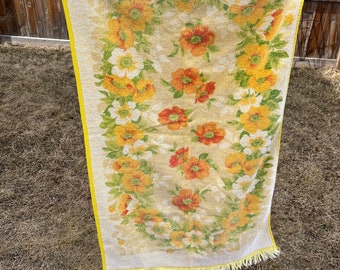 Vintage handdoek met franje, geel met oranje bloemen gemaakt in de VS 100% katoen 22" breed x 36" lang