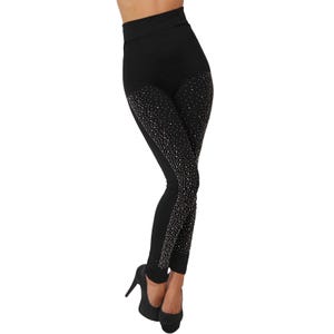 Peut inclure: Legging noir avec une taille haute et un motif de strass étincelants le long de la jambe extérieure. Le legging est associé à des chaussures à talons hauts noires. Le style général est élégant.