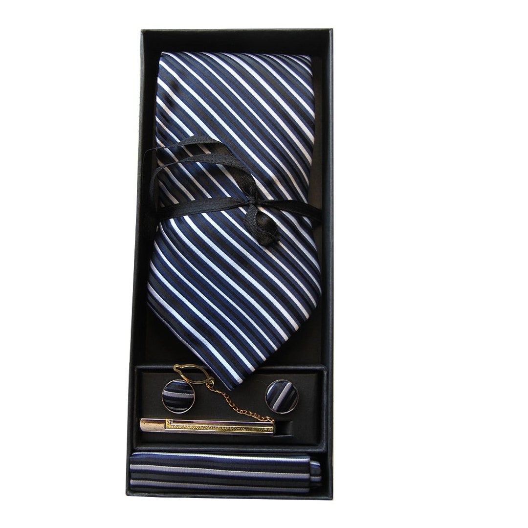 Set regalo da 4 pezzi per matrimonio e ballo, incluso cravatta in seta nera e oro da uomo, cravatta rigata, fazzoletto da taschino, gemelli e spilla floreale | SHEIN ALIA