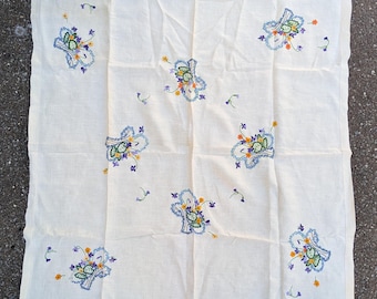 Nappe florale brodée à la main vintage : cadeau de fête des mères shabby chic pour les upcycleurs