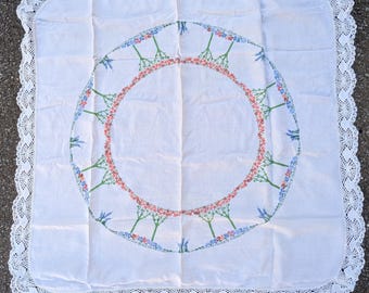 Nappe florale vintage brodée à la main avec bordure en dentelle au crochet, upcycle pour la fête des mères
