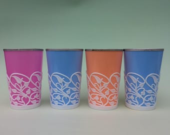 Vasos de plástico de colores estilo vintage de mediados de siglo con envoltura de rejilla