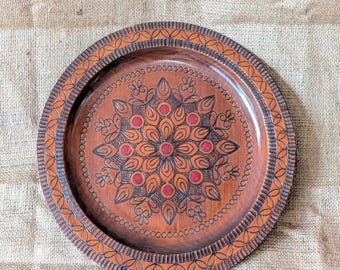 Art populaire polonais vintage, assiette en bois sculpté, mandala rouge, suspension murale, montagnes des Tatras