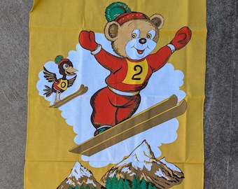 Torchon vintage en forme d'ours et d'oiseau qui fait du ski : décoration hivernale rétro des années 70 pour la fête des mères