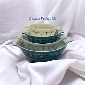 Vintage Pyrex Snowflake Garland Blue Cinderella Nesting Mixing Bowls Set of 4