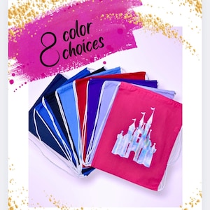 Könnte beinhalten: Acht Kordelbeutel in verschiedenen Farben, darunter Pink, Blau, Rot und Lila. Die Beutel zeigen ein weißes Schlossdesign mit glitzerndem Finish. Der Text "8 color choices" ist in Pink auf weißem Hintergrund geschrieben.