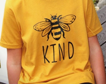 Młodzieżowa koszulka „Be Kind” dla dzieci z krótkim rękawem i nadrukiem „Be Kind” Lekka koszulka z grafiką na co dzień Musztardowo-żółta z okrągłym dekoltem