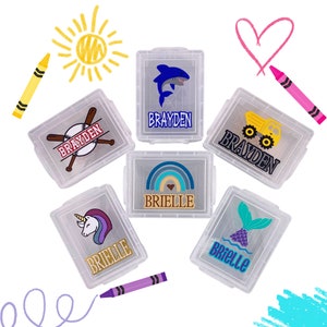 Caja de crayones personalizada para niños con crayones, nombre personalizado, almacenamiento de suministros de arte, organizador de útiles escolares con diseños divertidos, regalos de cumpleaños