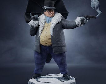 Puede incluir: Una figura de un personaje con sombrero de copa negro, abrigo gris con cuello de piel blanca, chaleco amarillo y pantalones azules a rayas. El personaje sostiene un paraguas negro sobre el hombro y una pistola negra humeante en la otra mano.