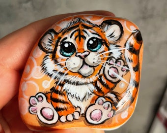 Bemalter Stein, Kleiner Tiger,Glücksbringer, Unikat auf Stein, Acryl kunst, Mitbringsel, Resin, Sammlerstücke, Geschenk zur Einschulung