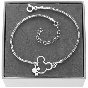 Op de afbeelding: Een zilveren armband met een Mickey Mouse-kopbedel. De armband is gemaakt van een delicate ketting en heeft een karabijn sluiting.