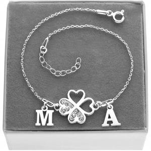Op de afbeelding: Zilveren armband met een klavertje vier bedel en de letters "M" en "A" die eraan hangen.