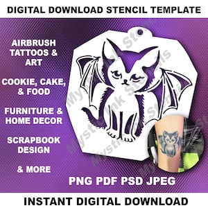 Op de afbeelding: Een digitaal te downloaden sjabloontemplate met een zwart-witte illustratie van een kat met vleermuisvleugels. De sjabloon is geschikt voor airbrush, tatoeages, koekjes, taarten, voedsel, meubels, interieurdecoratie, scrapbooking en meer. De afbeelding bevat ook een close-up van een arm van een persoon met een tatoeage van de kattenstencil.