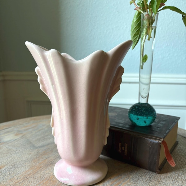 Vintage Shawnee Pottery Art Deco Fan Vase – pastel pink, USA Made 1930s-1940s