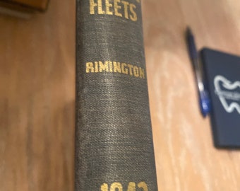Libro antiguo de la marina sobre flotas de combate de 1942