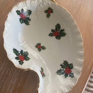 Antiker Weihnachtsschmuck links aus Bone China mit Stechpalmen