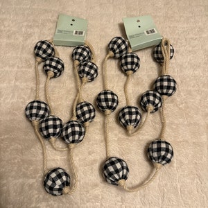 Checkerd black white garland christmas