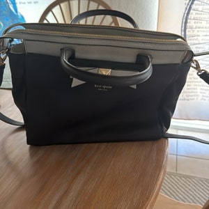 Monedero Kate Spade azul con asa y correa