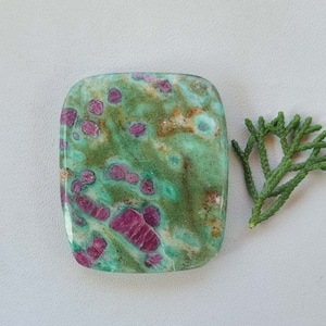 Cabujón de fucsita rubí natural, liso, de forma rectangular. Gemas de fucsita rubí sueltas para macramé, alambrismo y joyería.