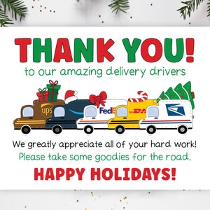 Puede incluir: Una tarjeta de agradecimiento para los repartidores con un diseño festivo que presenta una línea de camiones de reparto de dibujos animados decorados con árboles de Navidad, regalos y bastones de caramelo. La tarjeta dice "¡GRACIAS! a nuestros increíbles repartidores. ¡Apreciamos mucho todo su trabajo duro! Por favor, tome algunas golosinas para el camino. ¡FELICES FIESTAS!"