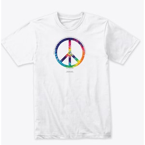 Op de afbeelding: Wit T-shirt met een tie-dye peace-teken en de tekst "Imagine all the people living life in peace... You may say I'm a dreamer, but I'm not the only one."  John Lennon.