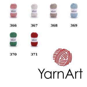 Puede incluir: Hilo Adore Yarn Art en diez colores: rosa, blanco, beige, azul claro, verde, rojo, marr&oacute;n, gris claro, gris oscuro y negro. El hilo est&aacute; dispuesto en dos filas de cinco ovillos cada una. El hilo est&aacute; etiquetado con el nombre de la marca "Yarn Art" y el tipo de hilo "Adore".