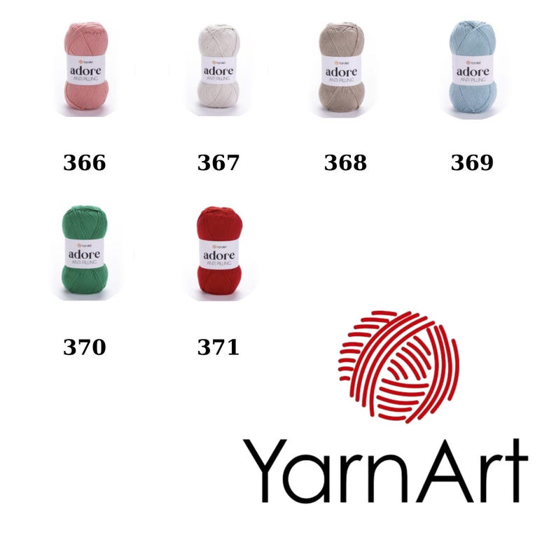 Puede incluir: Hilo Adore Yarn Art en diez colores: rosa, blanco, beige, azul claro, verde, rojo, marr&oacute;n, gris claro, gris oscuro y negro. El hilo est&aacute; dispuesto en dos filas de cinco ovillos cada una. El hilo est&aacute; etiquetado con el nombre de la marca "Yarn Art" y el tipo de hilo "Adore".