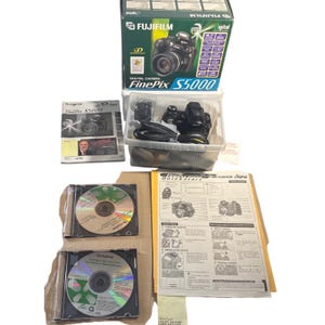 Puede incluir: Un letrero de madera hecho a mano con la palabra "Welcome" en una fuente juguetona. El letrero pintado de blanco tiene un acabado envejecido y un pequeño corazón decorativo. Perfecto para añadir un toque rústico a cualquier hogar.