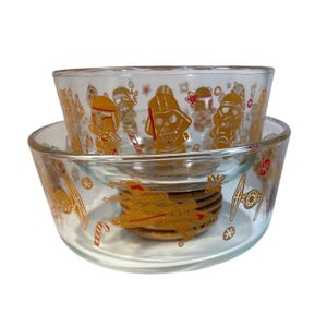 Zestaw 2 szklanych misek Pyrex Star Wars w świątecznym stylu, w kolorze złotym i czerwonym, 7,25" i 5,75"