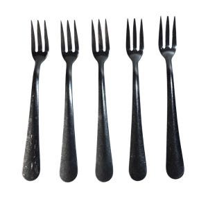 Puede incluir: Cinco tenedores de acero inoxidable con un acabado oscuro y mate. Cada tenedor tiene tres púas y un mango largo y cónico. Los tenedores están dispuestos en fila sobre un fondo blanco, adecuados para un entorno formal o informal.