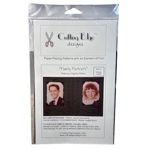 Può includere: Confezione sigillata con un modello di cucito di carta intitolato "Family Portraits" di Cutting Edge Designs. Il design include due foto di ritratti d'epoca e il testo "Paper Piecing Patterns with an Element of Fun!"