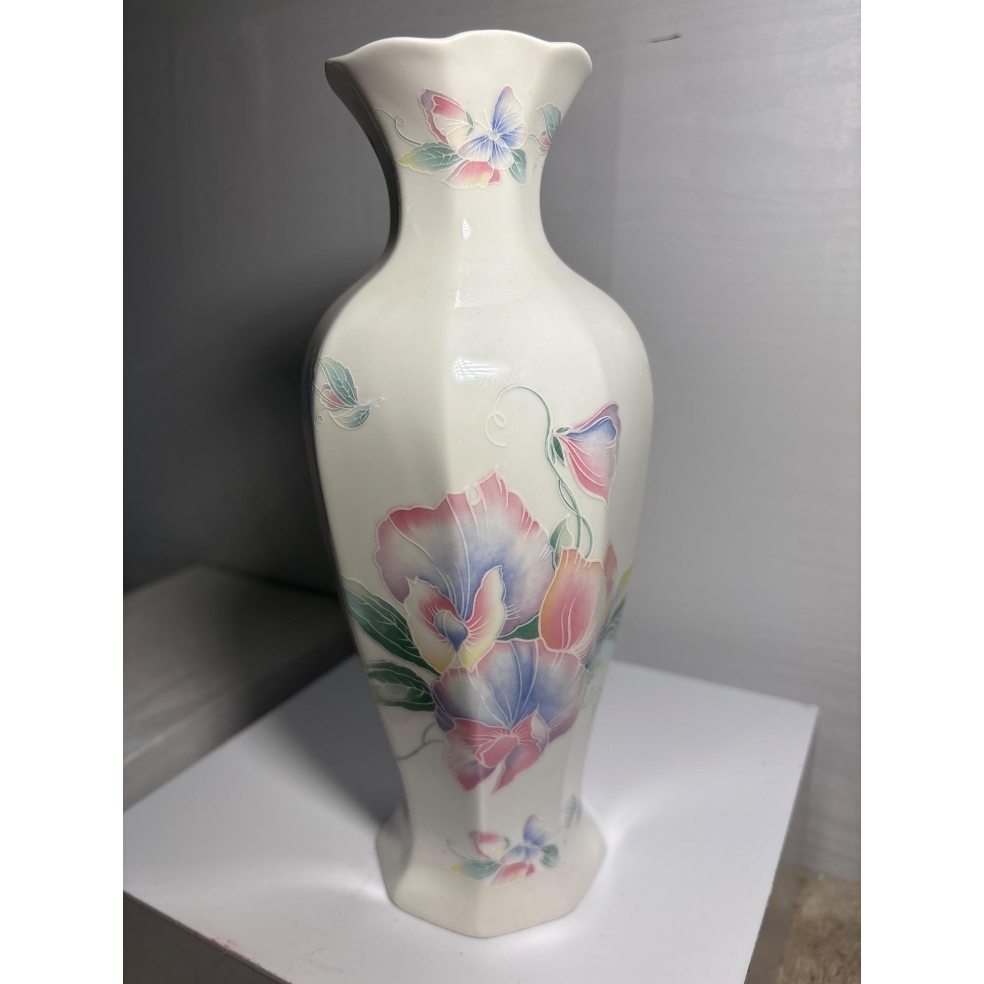 Aynsley Vase Bone China Little Sweetheart Floral Scalloped Edge