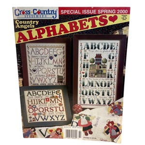 Può includere: Una copertina di rivista per lo Special Issue Spring 2000 di Cross Country Stitching, con "Alphabets". La copertina presenta campioni di punto croce incorniciati con lettere, case e frasi ispiratrici. La tavolozza dei colori comprende rosso, marrone e verde.