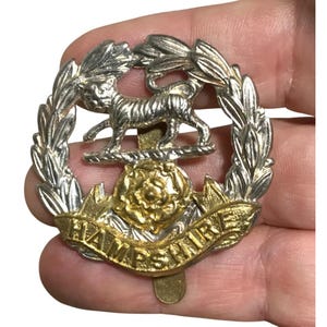 Hampshire Regiment Cap Badge With Lion & Rose Design Military Insignia