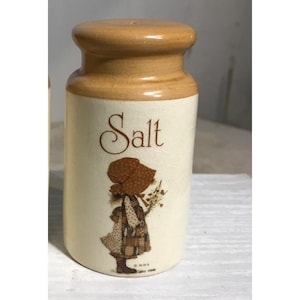 Vintage Holly Hobbie zoutstrooier "Happy Times Are Special Treats" van keramiek, 9,5 cm hoog.