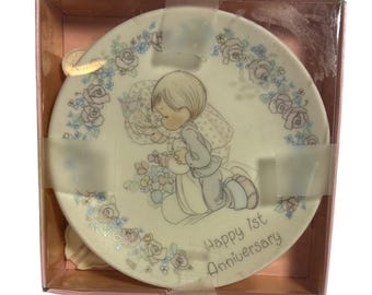 Precious Moments Grattis på 1-årsdagen Tallrik med stativ Originalkartong 1989 Enesco