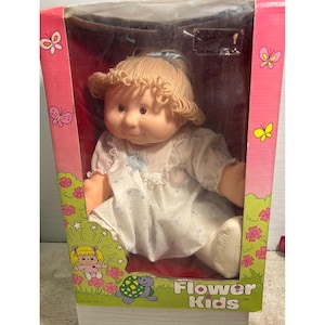 Blumenkinder Puppe By Blue Box Blonde Haare Weiß Blaues Kleid Sommersprossen Brn Augen 1983