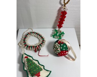 Set di ornamenti natalizi fatti a mano con ghirlanda di candelabri con perline e ricamo trapuntato