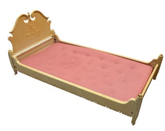 Cama para muñeca Barbie Suzy Goose con colchón rosa capitoné y cabecero de 12 x 6.5 pulgadas. LEER