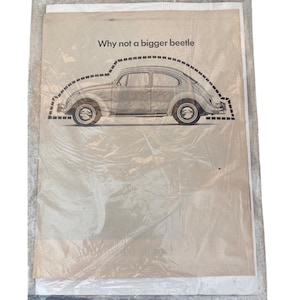 Op de afbeelding: Zwart-witte vintage advertentie voor een Volkswagen Kever met de tekst "Waarom niet een grotere kever".