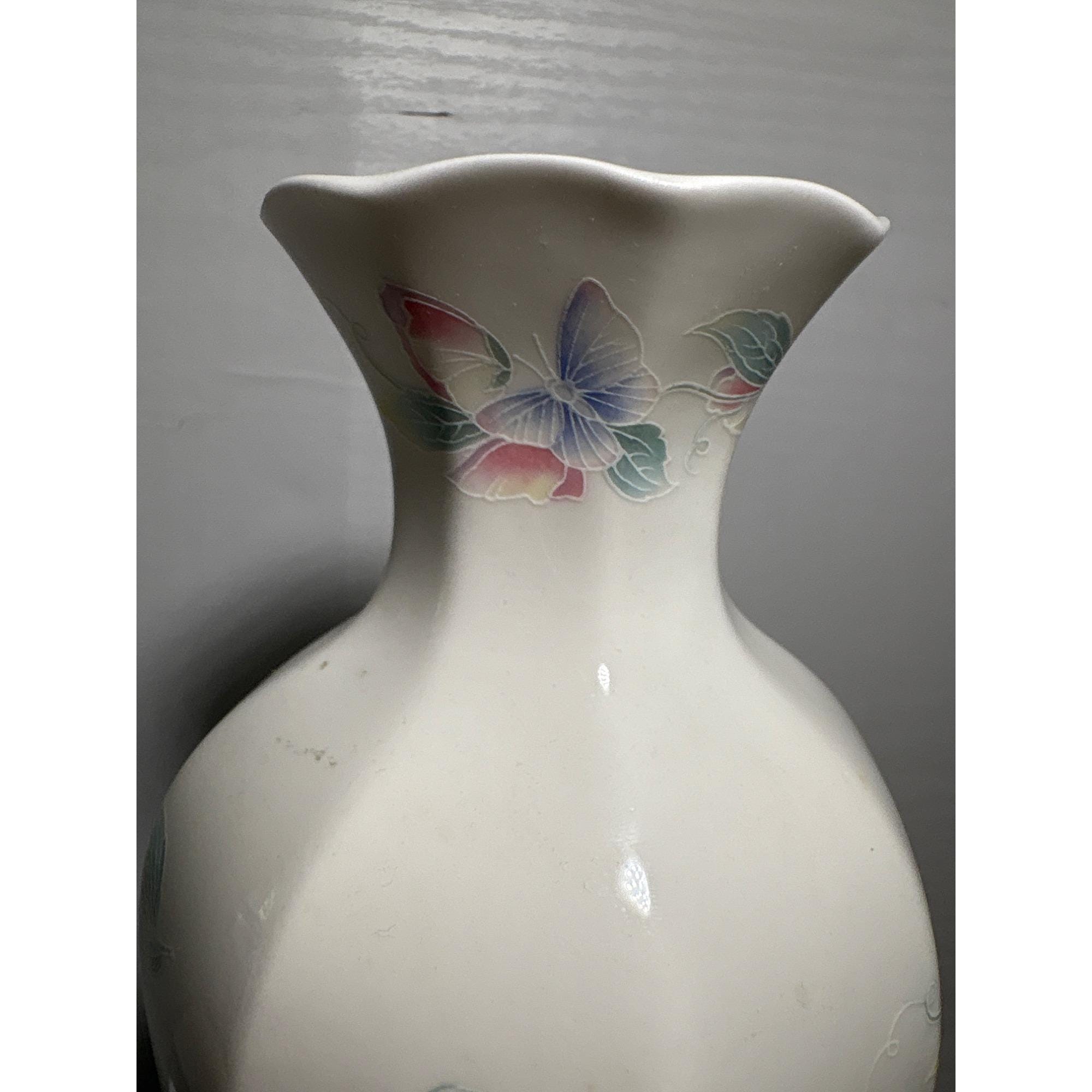 Aynsley Vase Bone China Little Sweetheart Floral Scalloped Edge