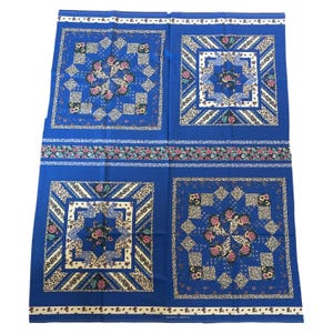 Pode incluir: Tecido azul com um padrão repetido de quadrados com desenhos florais e de estampa animal. O tecido é perfeito para acolchoar, artesanato e projetos de decoração de casa.