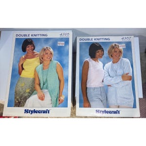 Puede incluir: Dos folletos de patrones de tejido vintage con mujeres modelando tops y cárdigans de punto. Los folletos están etiquetados como "Double Knitting" y presentan el logotipo "Stylecraft". Las modelos visten prendas de punto amarillas, azules y rosas.