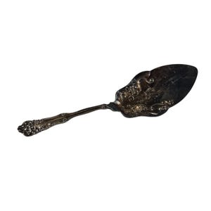Servidor para tartas Wm Rogers con diseño floral adornado y plateado, 23 cm de largo