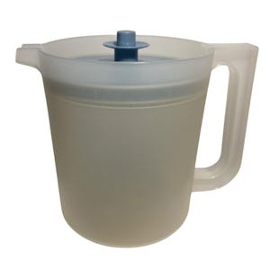 Può includere: Una brocca di plastica traslucida con coperchio e manico azzurro. La brocca ha un corpo cilindrico e un beccuccio per versare. Il coperchio ha una piccola maniglia decorativa blu. La brocca è progettata per contenere liquidi.