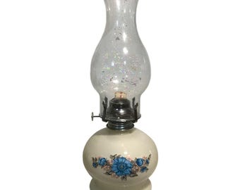 Olielamp blauw bloemen met glazen schoorsteen en metalen brander 14" vintage